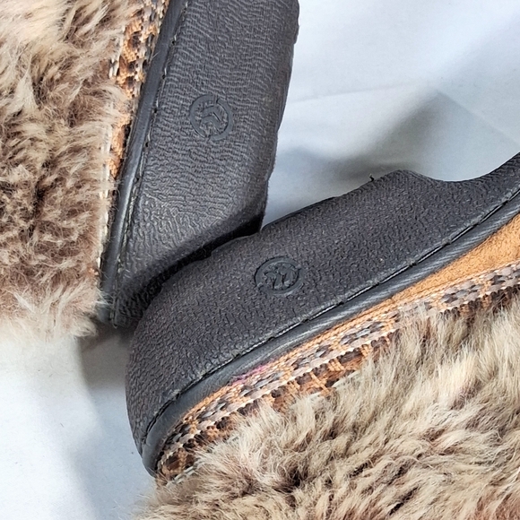 Women's Isotoner Size 8 Faux Fur Indoor/Outdoor Memory Foam Slippers - Picture 7 of 8